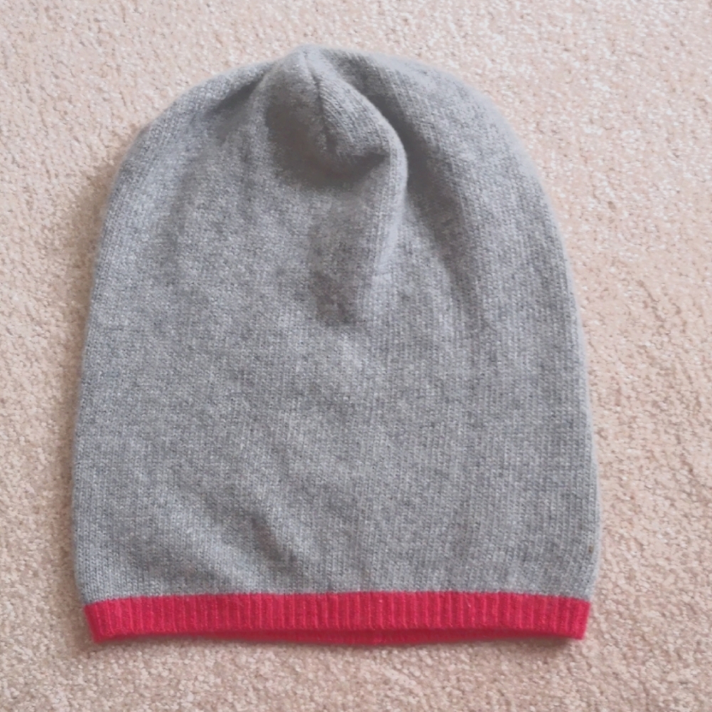 100% Portolano Cashmere Beanie with Red Trim